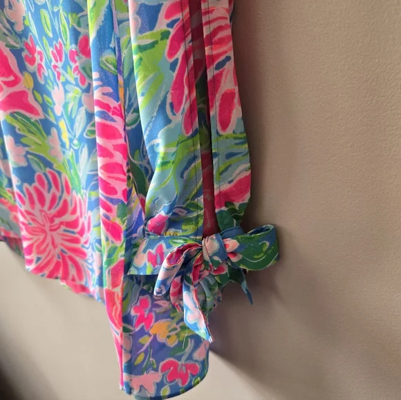 Lilly Pulitzer Blue & Pink Floral V-Neck Blouse with Tie Sleeves - Large🌺🌸 - Picture 3 of 12